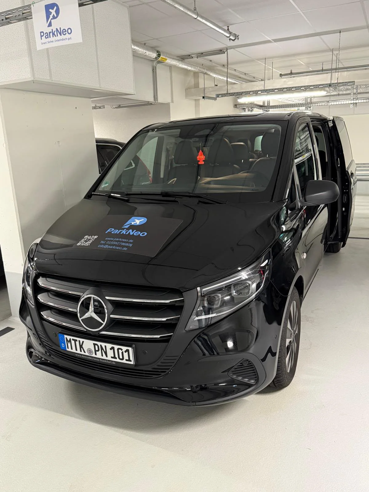 Gebrandeter ParkNeo Mercedes für den Limousinenservice in Frankfurt
