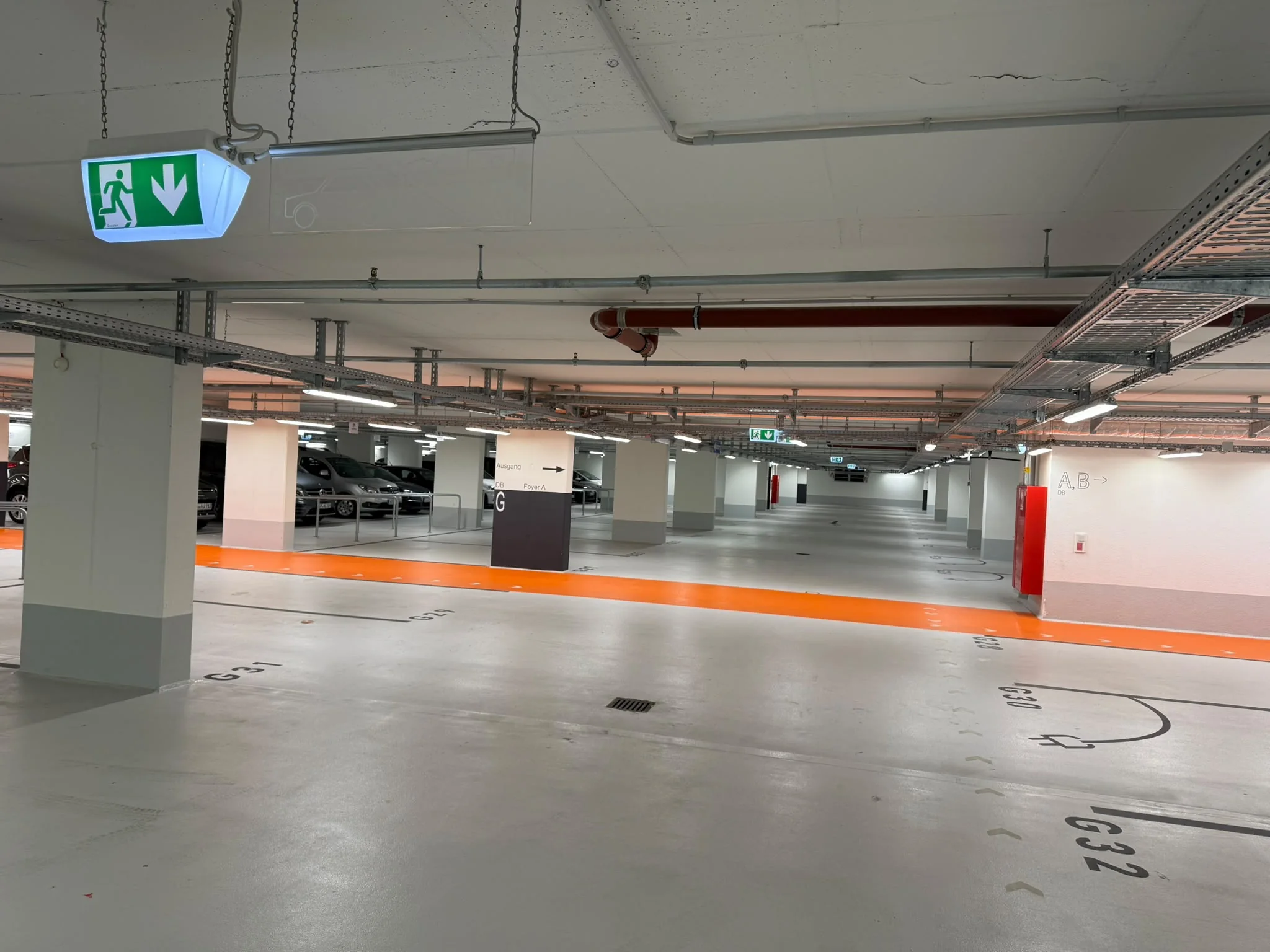 Helle und übersichtliche ParkNeo Tiefgarage in Frankfurt